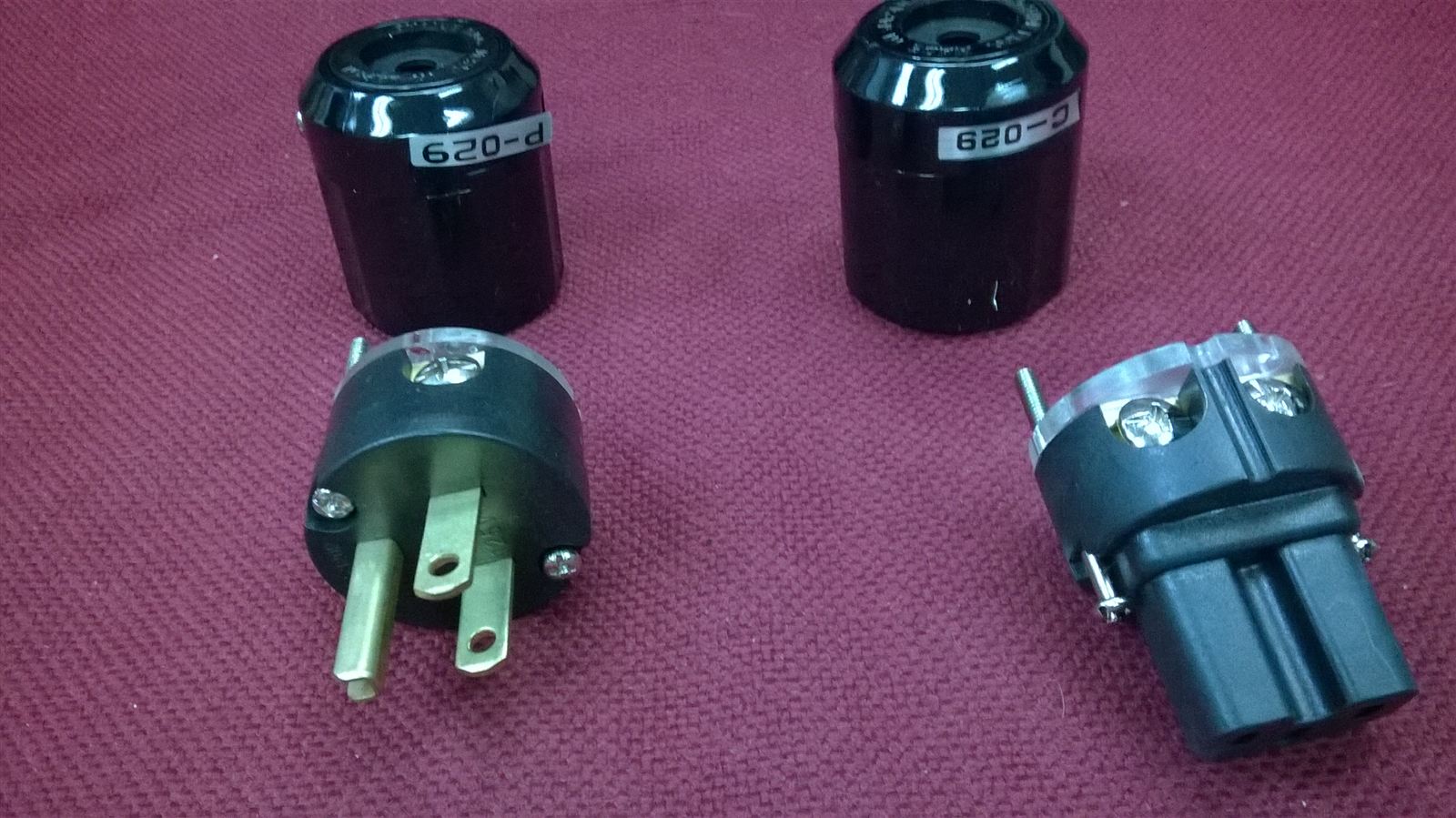 Oyaide AC Plug View 2